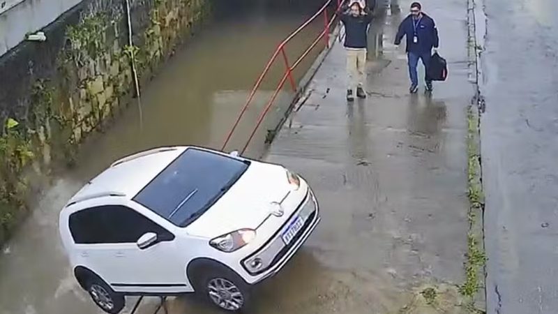 Carro sem motorista atravessa rua e cai em rio em Petrópolis