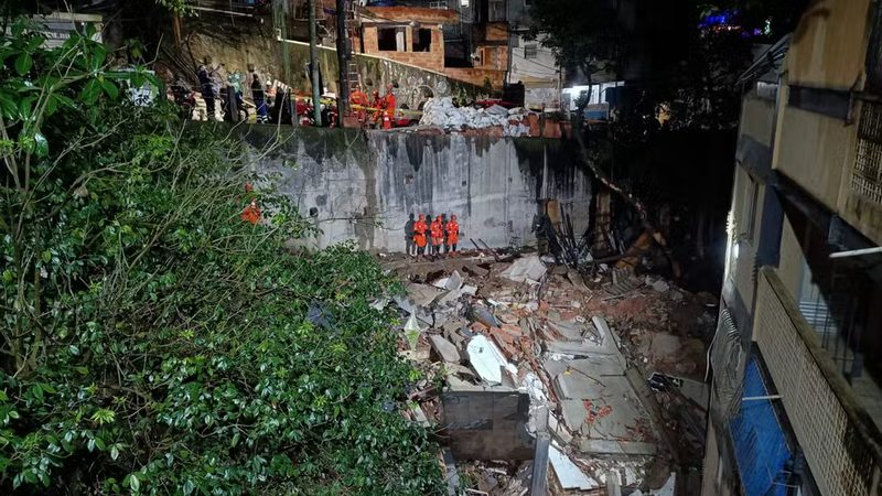 🚨 PRÉDIO DESABA DURANTE A MADRUGADA NO MORRO DO CANTAGALO; IMÓVEL ESTAVA INTERDITADO